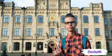 Студент з рюкзаком на фоні корпусу університету — вища освіта за кордоном - OsvitaIN
